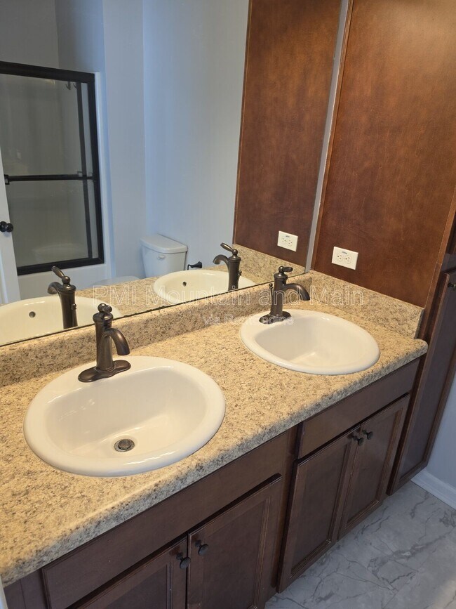 Building Photo - 25 Barnett Shoals Dr
