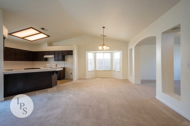 Building Photo - Kerman Westside Home, 3BR/2BA, Built 2004 - Lots of Amenities!