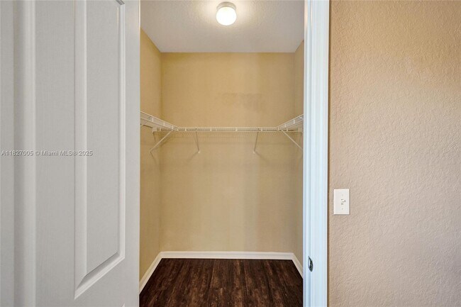 Building Photo - 2057 SE Avon Park Dr