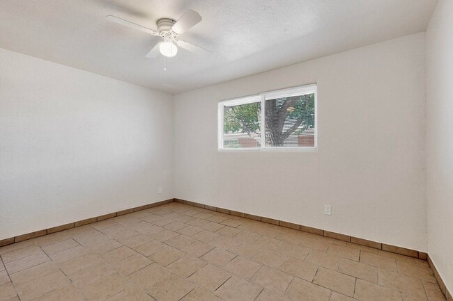 Building Photo - 540 Cardenas Dr SE