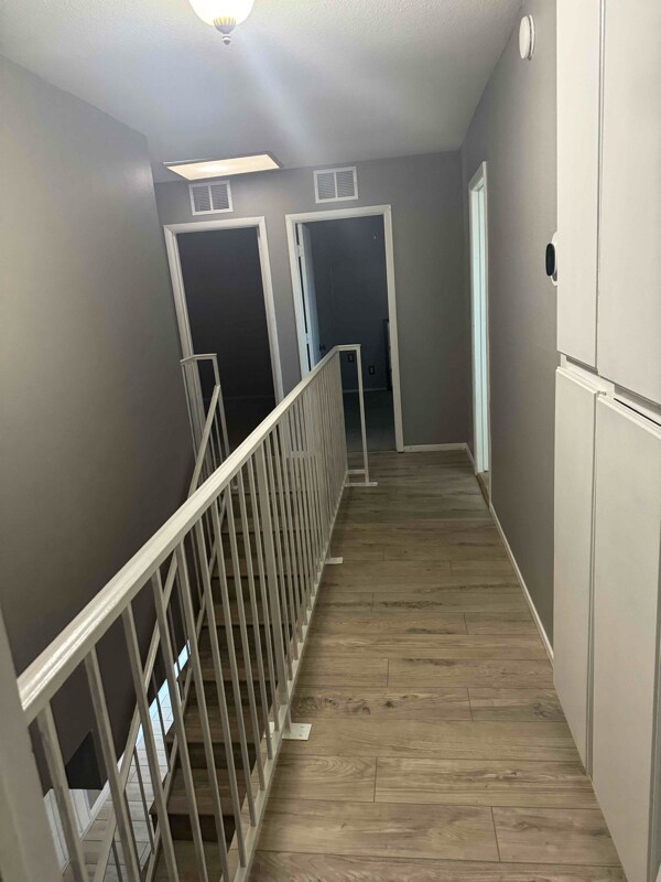Building Photo - 580 Chelsea Dr