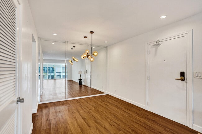 Building Photo - 6289 Bay Club Dr