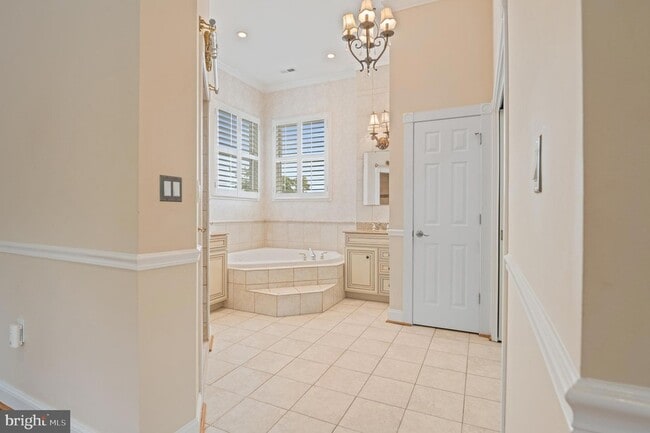 Building Photo - 5905 Lone Oak Dr