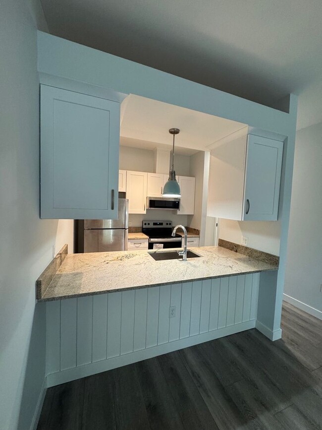 Building Photo - Newly Renovated 1-Bedroom/1-Bathroom/Den A...