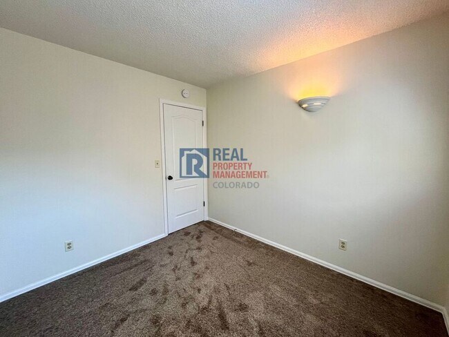 Building Photo - 4945 Marabou Way