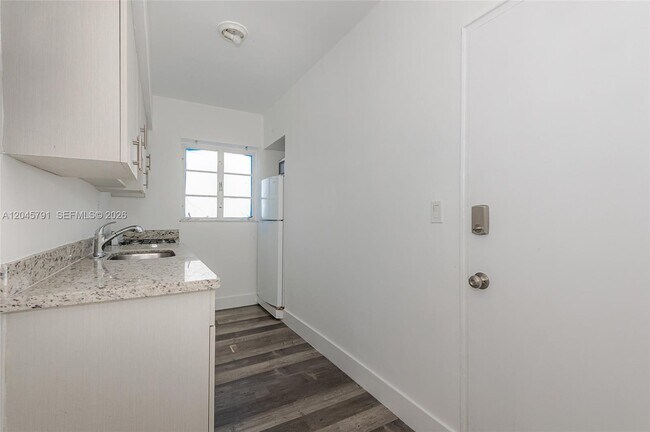 Building Photo - 8340 Crespi Blvd