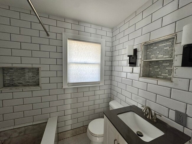 Building Photo - 322 S L St