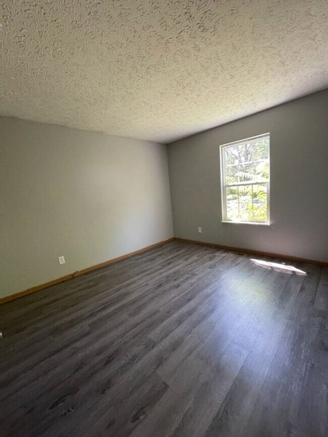 Building Photo - Beautiful 3 bed home 2 bath house w/ attac...