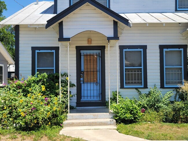 Building Photo - 113/115 Vitra Place