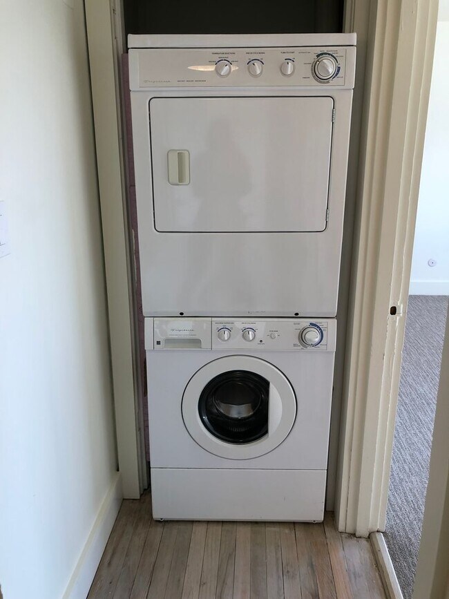 Building Photo - Beautiful 2 Bedroom Apartment with Office ...