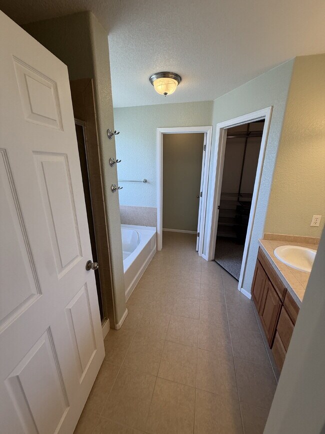 Building Photo - "Spacious 2-Bed Condo with 2.5 Baths in Aurora – Quiet Community in Aurora