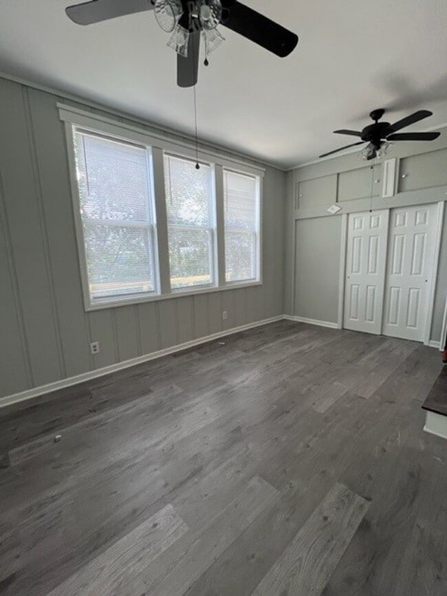 Building Photo - Lake View