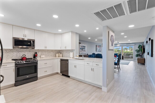 Building Photo - 2871 N Ocean Blvd