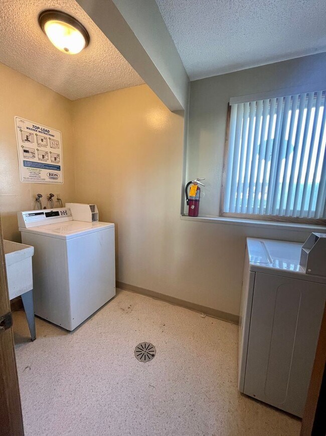 Building Photo - 1 bed 1 bath apartment with LVP flooring