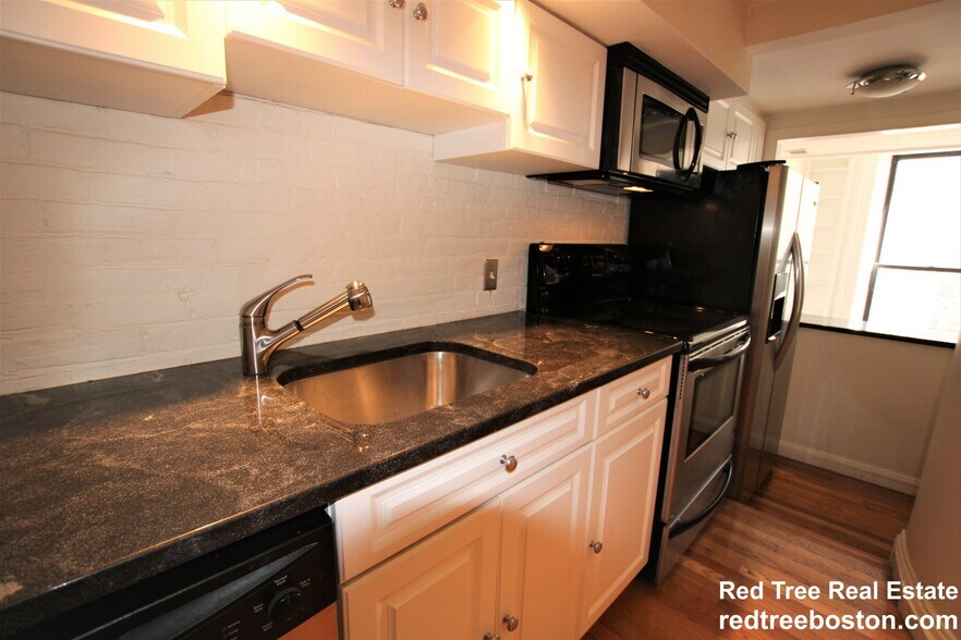 Building Photo - 124 Beacon St