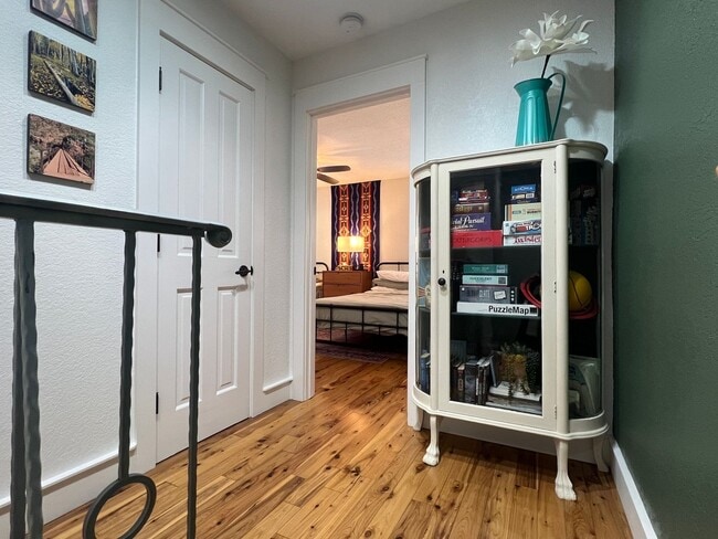 Building Photo - Updated Town house backed by National Forest