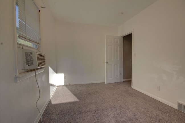 Building Photo - 2 Bed Bettendorf Home