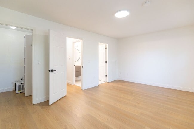 Building Photo - Beautifully Renovated 2 Bed, 2 Bath Coloni...