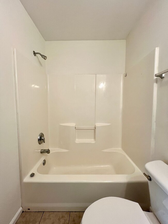 Building Photo - 3 Bedroom in West Asheville!
