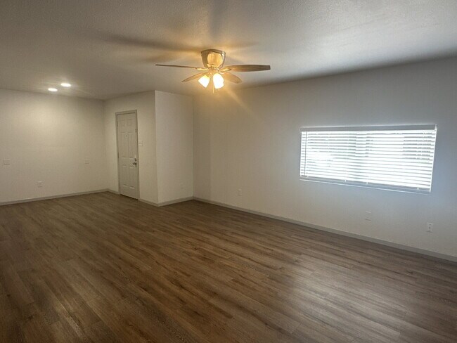 Building Photo - Modern 3/2!