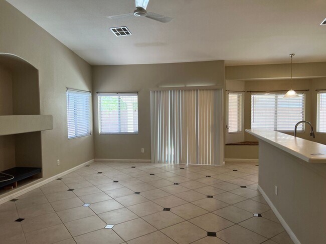 Building Photo - Single Story 3 Bedroom Home with bonus room!!