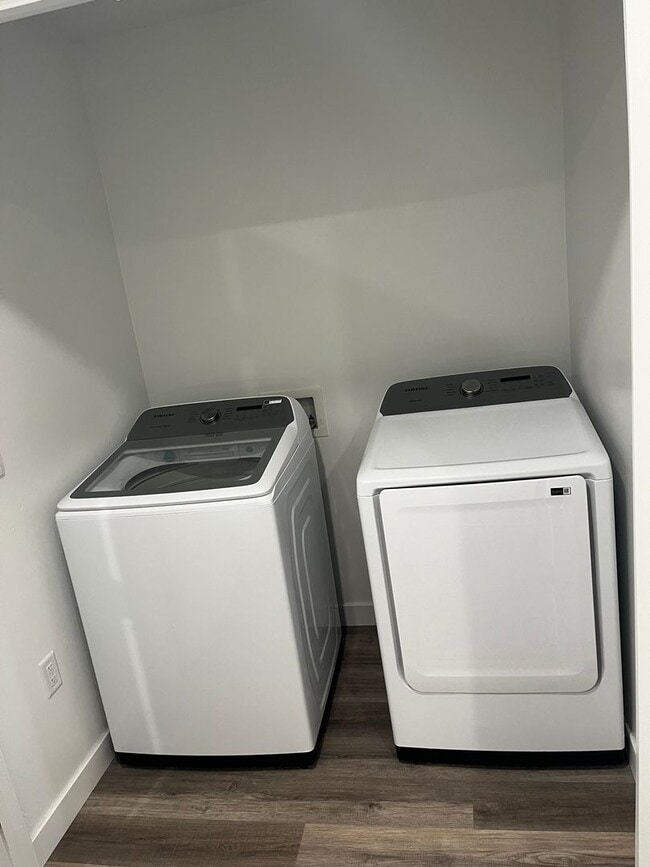 Building Photo - Beautiful Row End Townhouse