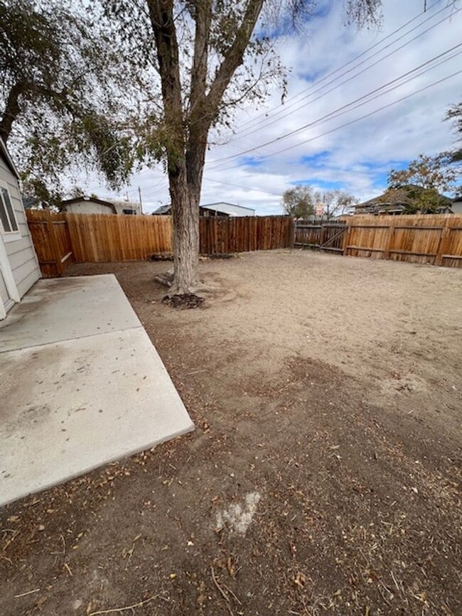 Building Photo - 2 Bedroom 1 Bath with W/D Hook Ups!