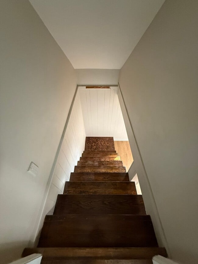 Building Photo - Newly updated 3 bedroom 1 bath with hardwo...