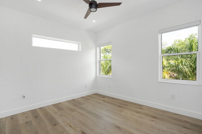 Building Photo - 5/3 Luxury Custom Home plus Boat dock, Pool and Stunning Views!!