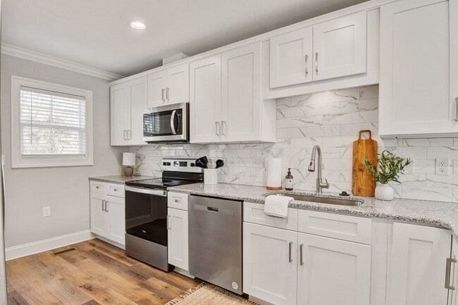 Building Photo - Modern 2-Bed, 2-Bath Single-Level Townhome...