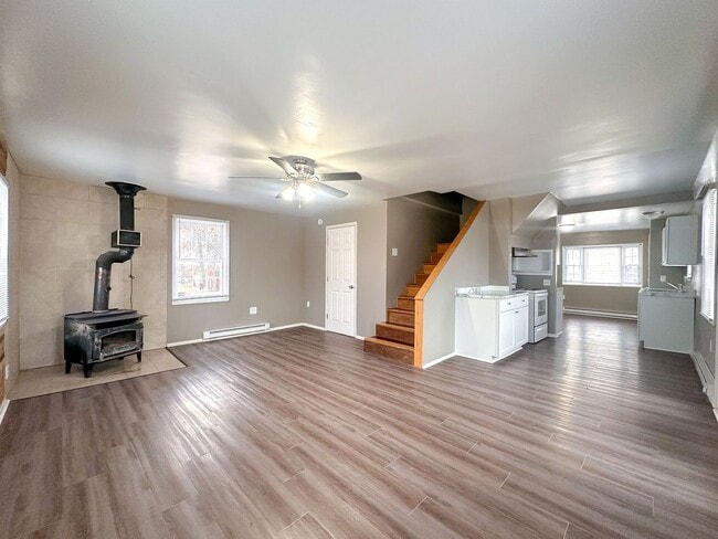 Building Photo - 3 bedroom 2 bath