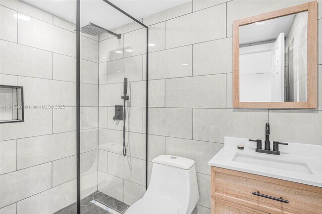 Building Photo - 216 NE 160th St