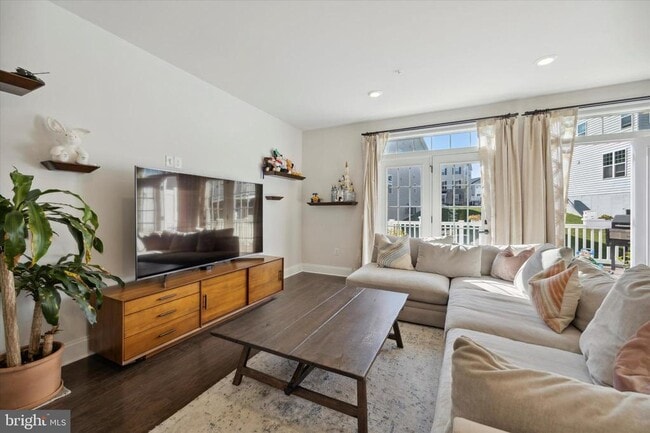 Building Photo - 831 Stonecliffe Rd