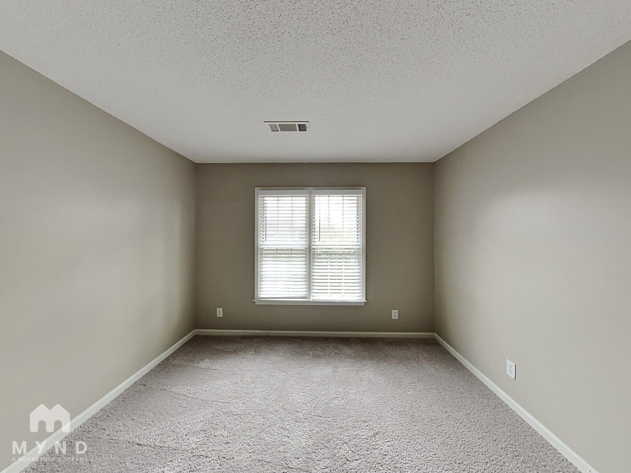 Building Photo - 4015 Golfview Dr