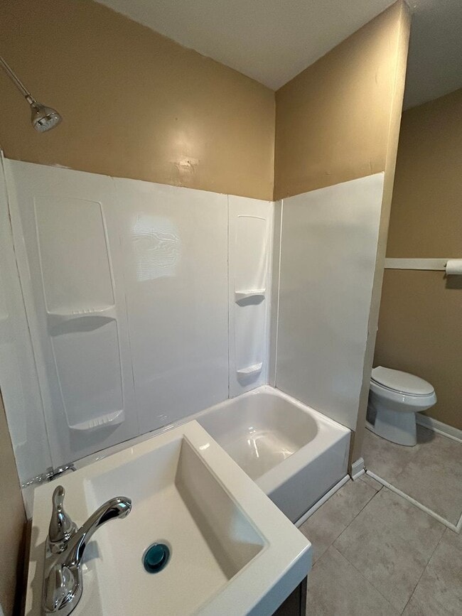 Building Photo - 2 Bed 1 Bath House!! $995.00
