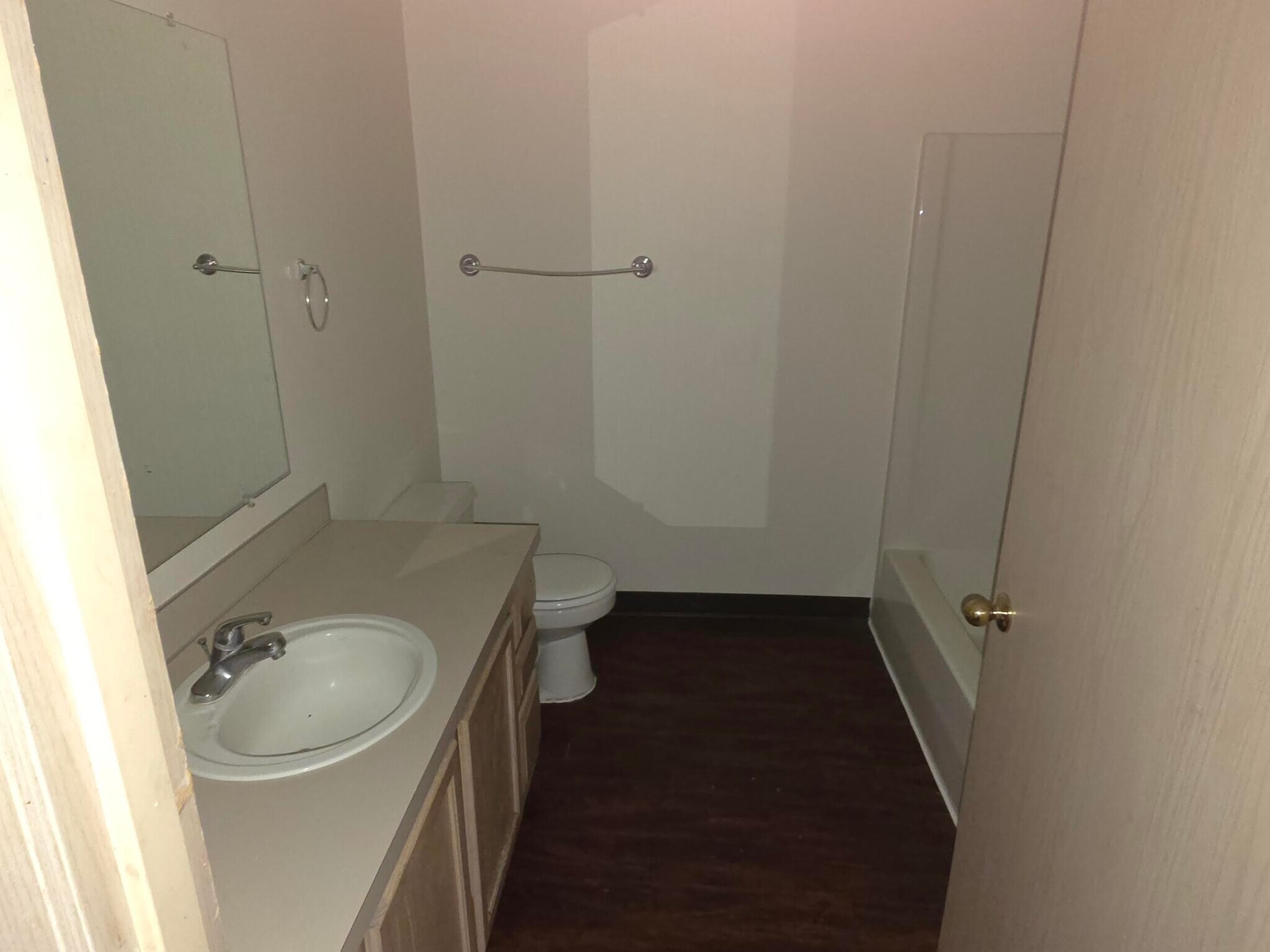 Building Photo - 753 Clay St E