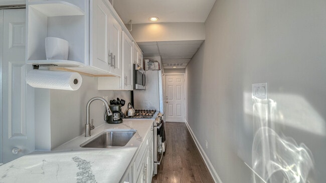 Building Photo - 25 S Surrey Ave