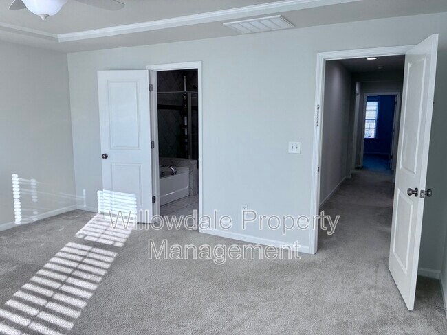 Building Photo - 1056 Midvale Ave