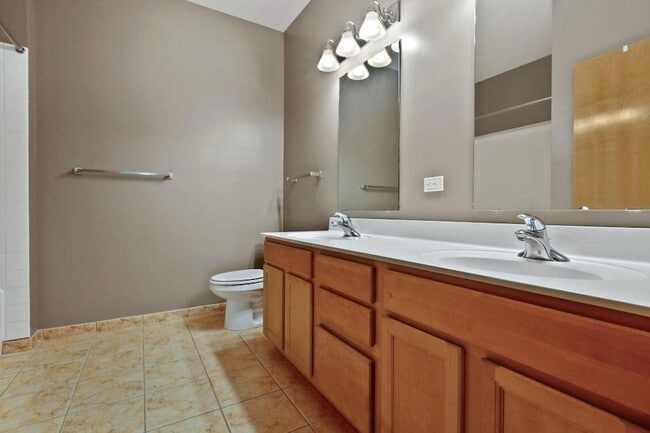 Building Photo - 2565 Franklin Ave