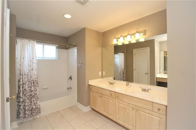 Building Photo - 1060 River Valley Dr