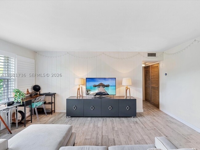 Building Photo - 255 Sunrise Dr