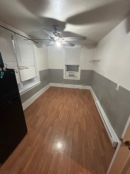 Primary Photo - 4 W Cecil Ave