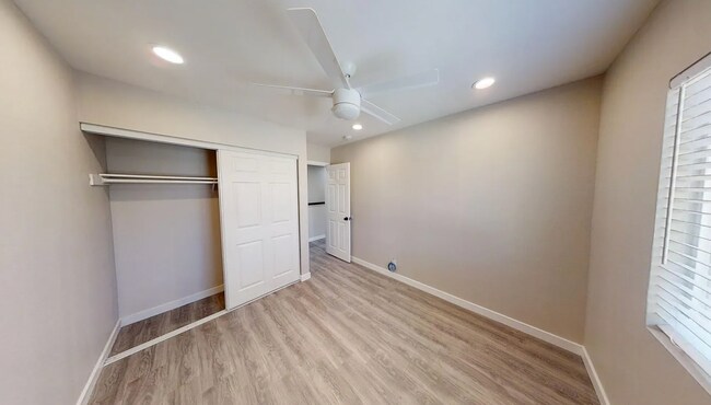 Building Photo - 5354-5356 E Falls View Dr