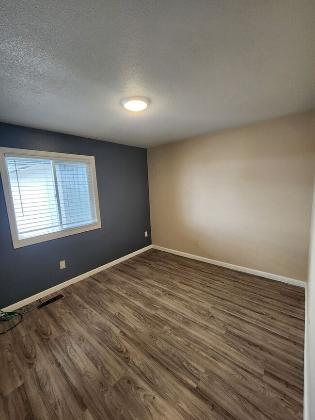 Building Photo - Welcome to this modern 3 bedroom, 2 bathro...