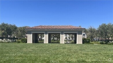 Building Photo - 110 Sunnyside