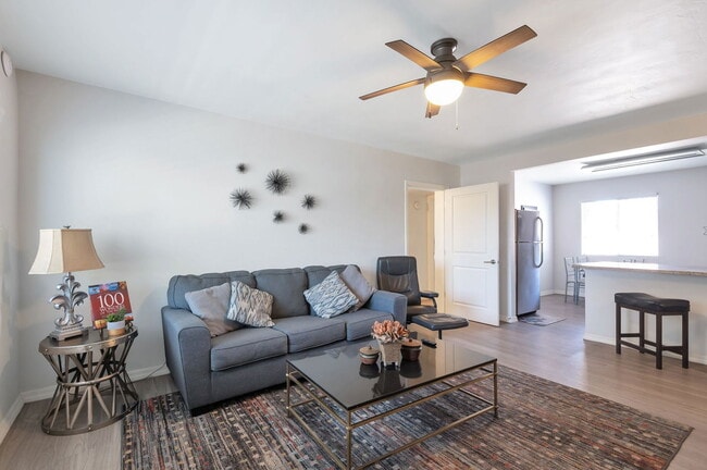 Building Photo - 838 E 9th St