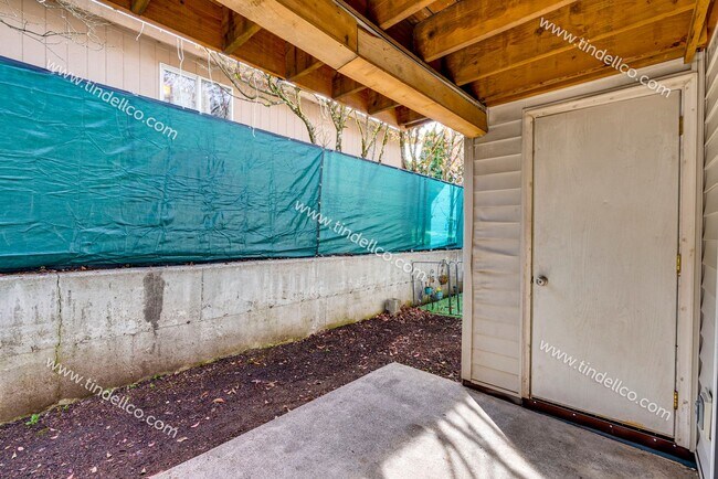 Building Photo - Spacious Pet-Friendly Ground Level Unit w/ Parking Included!