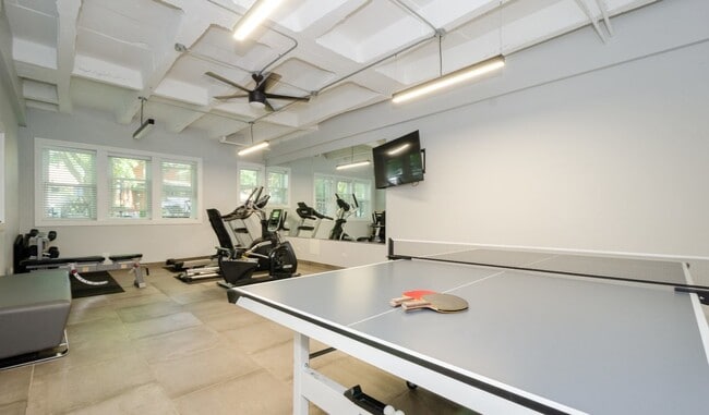 Building Photo - 1521 W Sherwin Ave