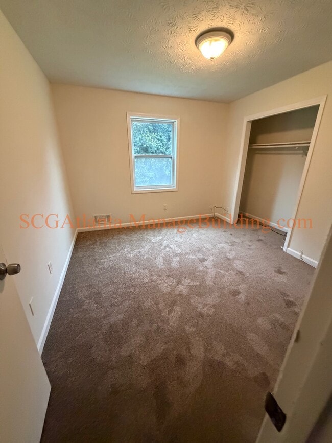 Building Photo - 300 Edna Dr