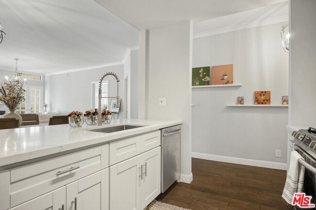 Building Photo - 860 S Lucerne Blvd